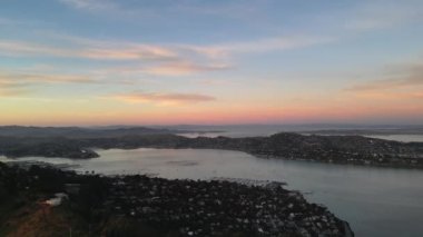 Gün batımından sonra Parlayan Akşam Gökyüzü ile Küçük Kıyı Kasabaları 'nın Hava Görüntüsü. Yüksek kalite 4k görüntü