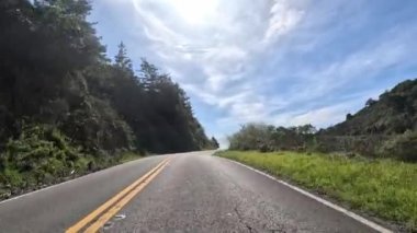 Güneşli bir günde California 'nın ikonik kıyı yolu 1' e doğru sür. Yüksek kalite 4k görüntü