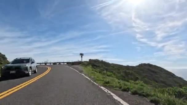 Гиперлапс Ясное Голубое Небо Ветреном Шоссе Вдоль Побережья Калифорнии Высококачественные — стоковое видео