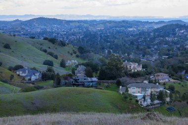 Marin County, California 'daki yeşil tepelerde büyük lüks evler. Yüksek kalite fotoğraf