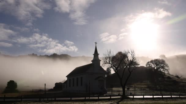 Kleine Stadtkirche Mit Kirchturmkreuz Nebel Und Strahlender Morgensonne Hochwertiges Filmmaterial — Stockvideo