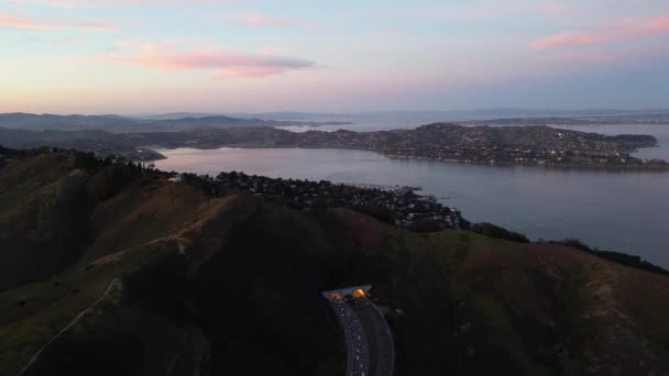 Arabalar Akşam Vakti Kıyı Tepelerinden Tünele Girerken Gün Batımı Rengi — Stok video