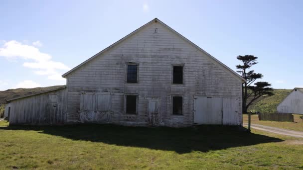 Rustikální Dřevěná Stodola Vybledlou Bílou Barvou Historickém Pierce Point Ranch — Stock video