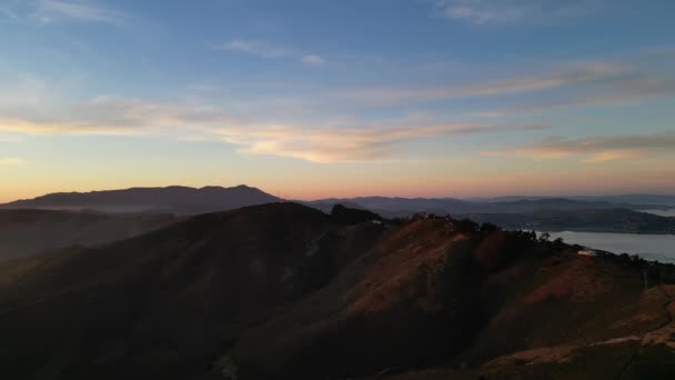 Luchtfoto Van Gouden Licht Heuvels Langs Kust Het Natuurlijke Landschap — Stockvideo