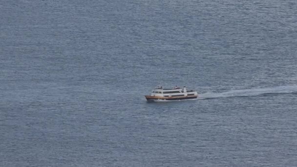 客轮在平静的海湾水域航行 高质量的4K镜头 — 图库视频影像