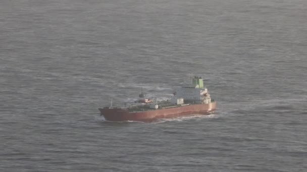 Navio Carga Com Rebocador Lado Velas Através Águas Calmas Oceano — Vídeo de Stock
