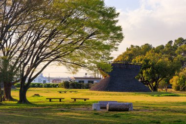 Açık hava müzesindeki park banklarının yanındaki tarihi sazdan çatı kulübesi. Yüksek kalite fotoğraf