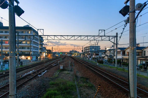 Solnedgång Över Tågspåren Genom Grannskapet Liten Japansk Stad Högkvalitativt Foto — Stockfoto