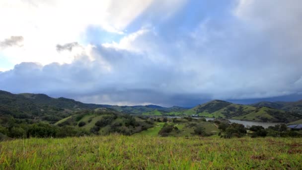 嵐の雲はカリフォルニアの風景の緑の芝生の丘の上を移動します 高品質4K映像 — ストック動画