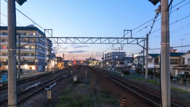 时光飞逝 日落时分 火车加速了住宅区的轨道 高质量的4K镜头 — 图库视频影像