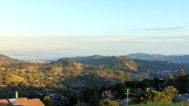 タイムラプス カリフォルニア州フェアファックスの緑の丘と住宅街を日没で移動します 高品質4K映像 — ストック動画