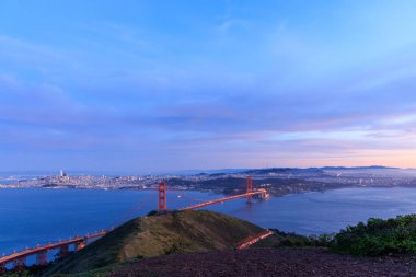 Güneş battıktan sonra Golden Gate 'den San Francisco' ya kırmızı asma köprü. Yüksek kalite fotoğraf