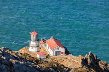 Point Reyes Deniz Feneri California 'da Pasifik Okyanusu üzerindeki kayalık kayalıklarda. Yüksek kalite fotoğraf