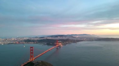 Zaman aşımı: Pembe günbatımı gökyüzü, gün geceye dönerken San Francisco şehir manzarası üzerinde. Yüksek kalite 4k görüntü