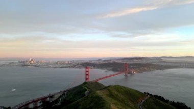 Sunset 'teki Marin Burnu' ndan Golden Gate Köprüsü ve San Francisco manzarası. Yüksek kalite 4k görüntü