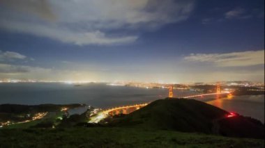 Bulutlar ve trafik ışıkları Golden Gate Köprüsü ve Marin Burnu 'ndan geçiyor. Yüksek kalite 4k görüntü