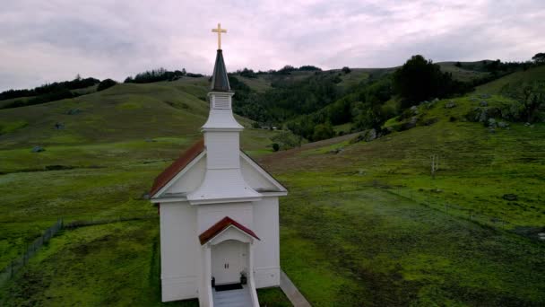 Levantándose Pequeña Iglesia Campanario Con Cruz Pequeño Paisaje Rural Verde — Vídeos de Stock