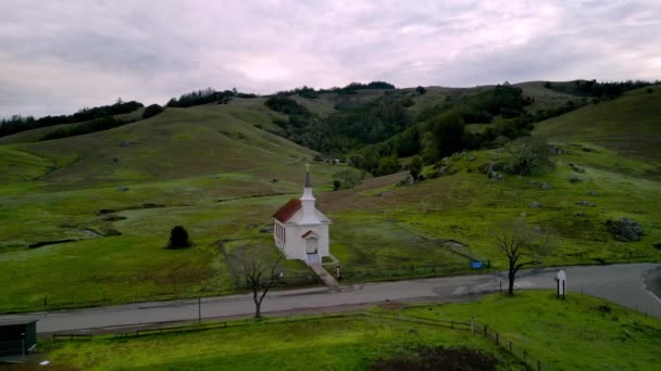 Aproximando Pequena Igreja Estrada Rural Tranquila Madrugada Imagens Alta Qualidade — Vídeo de Stock
