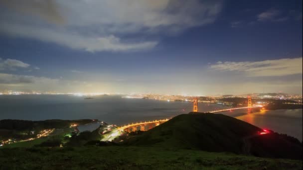 Moln Och Trafikljus Rör Sig Över Golden Gate Bridge Och — Stockvideo