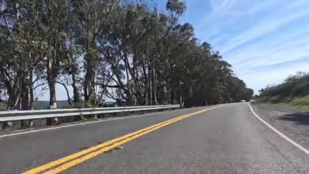 沿着加利福尼亚海岸的多风的道路开车去小城镇 高质量的4K镜头 — 图库视频影像