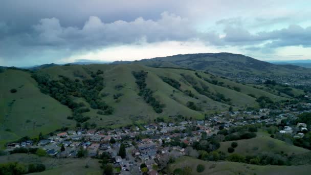 Luftaufnahme Über Vorstadthäusern Grünen Hügeln Nordkalifornien Hochwertiges Filmmaterial — Stockvideo