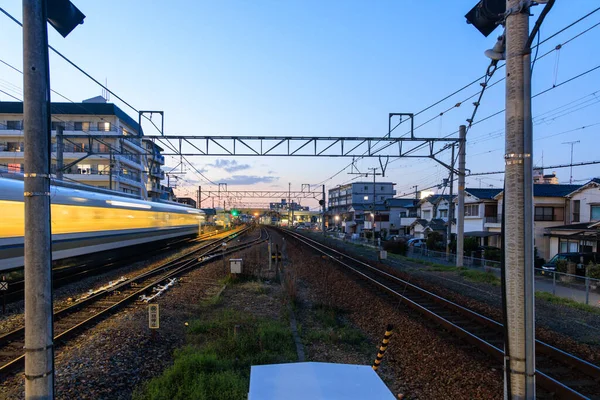Schnellfahrender Zug Verwischt Bei Sonnenuntergang Die Gleise Häusern Wohnvierteln Hochwertiges — Stockfoto