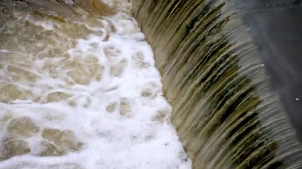 Escorrentía Agua Tormenta Marrón Desciende Por Una Pequeña Cascada Arroyo — Vídeo de stock