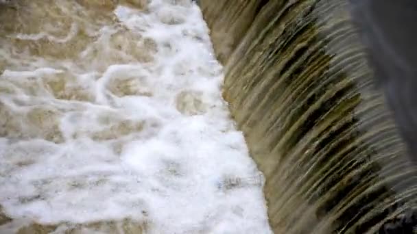 Garrafa Água Plástico Preso Corrente Água Corrente Corrente Pequena Cachoeira — Vídeo de Stock