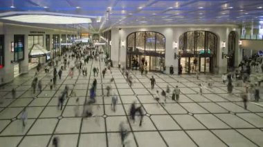 Osaka, Japonya - 9 Nisan 2023: Kalabalık kalabalık Hankyu Umeda İstasyonu 'nda kapalı salonda yürüyor. Yüksek kalite 4k görüntü