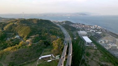 Akashi Köprüsü 'ne giden Awaji Adası otoyolunda arabalar ve hafif trafik. Yüksek kalite 4k görüntü