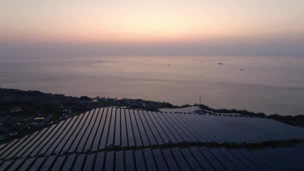 Kıyı Güneş Çiftliği Panellerinde Gün Batımı Parlıyor Yüksek Kalite Görüntü — Stok video