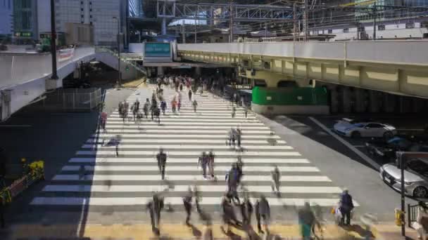 時間遅れ 晴れた日には 阪急梅田駅とJr大阪駅の間で混雑した通りを横切ります 高品質4K映像 — ストック動画