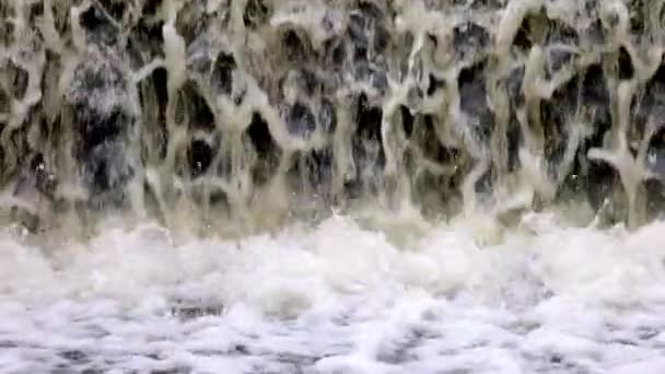 Water Stroomt Spat Naar Beneden Kleine Waterval Turbulent Zwembad Hoge — Stockvideo