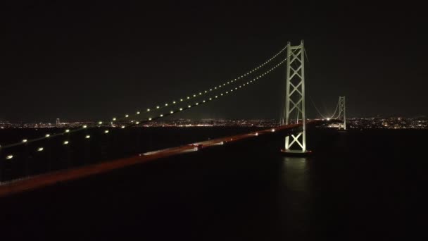 Lehký Provoz Visutém Mostě Akashi Přes Temnou Vodu Noci Vysoce — Stock video
