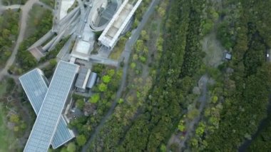 Eşsiz mimarinin havadan görünüşü ve beton kompleksteki teraslı bahçeler. Yüksek kalite 4k görüntü