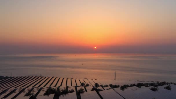 时光飞逝 当轮船驶过时 太阳落在海岸能源农场的太阳能电池板上 高质量的4K镜头 — 图库视频影像