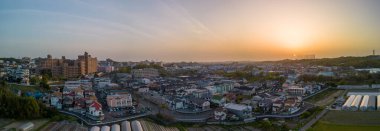 Gün batımında küçük kasabadaki evlerin ve dairelerin hava panoramik manzarası. Yüksek kalite fotoğraf