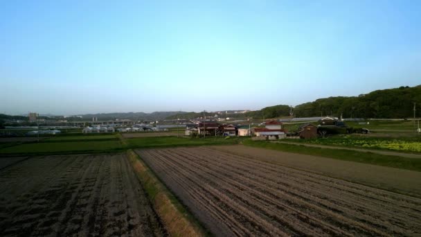 Vliegen Geploegde Velden Door Grote Landhuizen Het Platteland Van Japan — Stockvideo