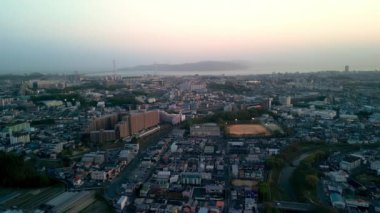 Alacakaranlıkta apartmanların ve beyzbol sahasının havadan görünüşü. Yüksek kalite 4k görüntü