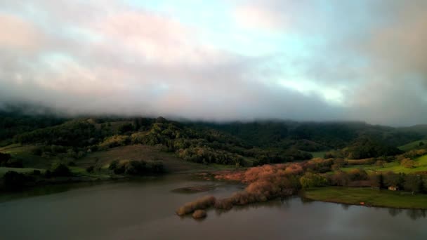 Sonnenaufgangsfarbe Nebel Über Grünen Hügeln Und See Hügeliger Kalifornischer Landschaft — Stockvideo