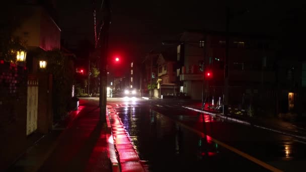 Akashi Japonsko Dubna 2023 Muž Deštníkem Křižuje Křižovatku Červenou Semafory — Stock video