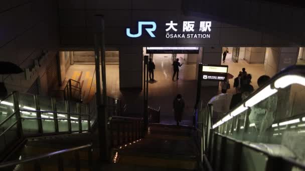 Osaka Japán Április 2023 Ember Fut Fel Lépcsőn Előtt Osaka — Stock videók