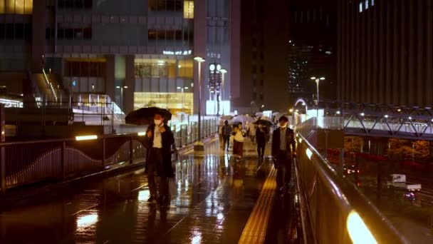 Osaka Japan April 2023 Menschen Laufen Regnerischer Nacht Mit Regenschirmen — Stockvideo