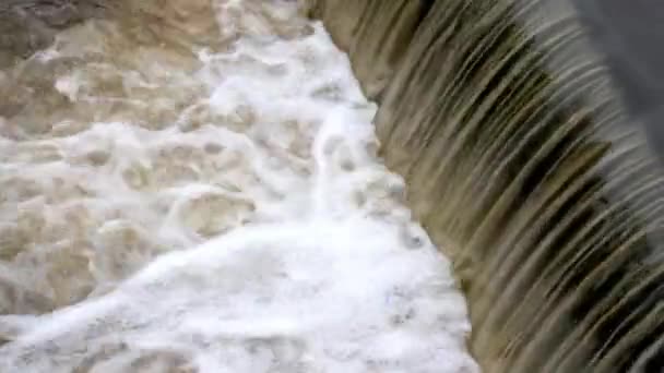 Plastikowa Butelka Utknęła Burzliwej Szybko Płynącej Wodzie Pod Wodospadem Wysokiej — Wideo stockowe
