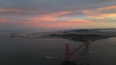 San Francisco ve Golden Gate üzerinde pembe günbatımı gökyüzü üzerinde yan yatar sahildeki hafif sis. Yüksek kalite 4k görüntü