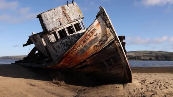 阳光灿烂的一天 在加利福尼亚雷耶斯角的沙滩上 一艘旧船失事了 高质量的4K镜头 — 图库视频影像