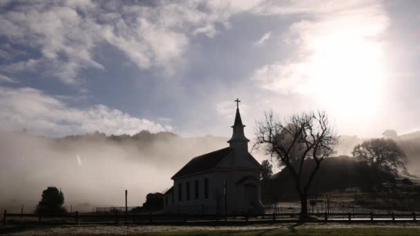 Silhouetted Piccola Chiesa Con Nebbia Del Mattino Nebbia Nella Città — Video Stock