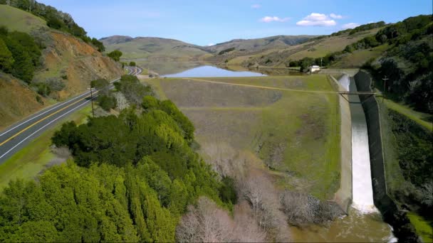 Água Flui Reservatório Para Baixo Barragem Paisagem Norte Califórnia Imagens — Vídeo de Stock