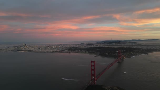 泛着粉红落日的天空笼罩在旧金山和金门大道上 映衬着海岸上的薄雾 高质量的4K镜头 — 图库视频影像