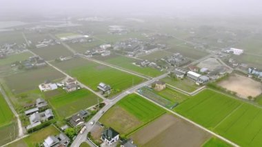 Kargo kamyonu ve arabalar sisli bir sabahta Japonya 'nın kırsal kesimindeki yolda. Yüksek kalite 4k görüntü